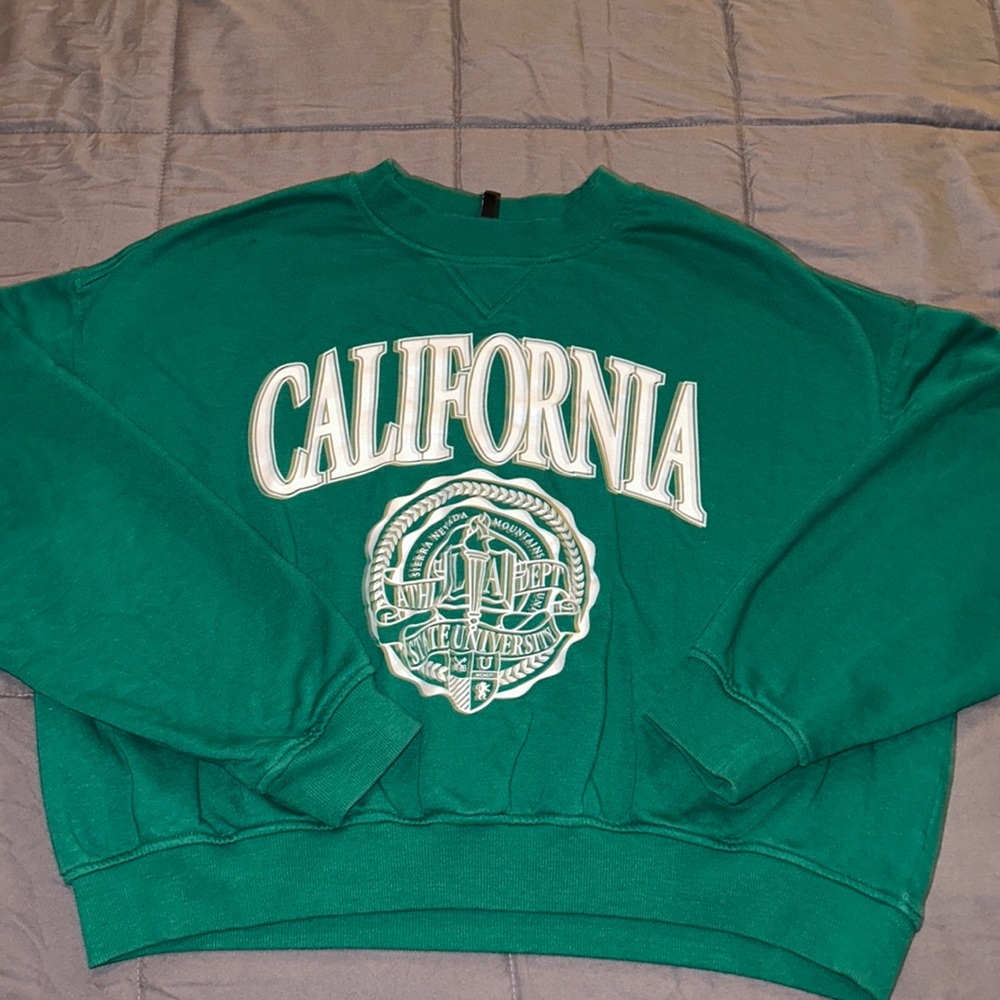 H&M Green Crewneck. Size XL Juniors. Great condition.